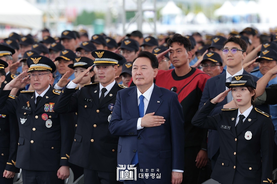 윤석열 대통령이 28일 인천 서구 아라서해갑문에서 열린 ‘제70주년 해양경찰의 날 기념식’에서 국기에 대한 경례를 하고 있다.