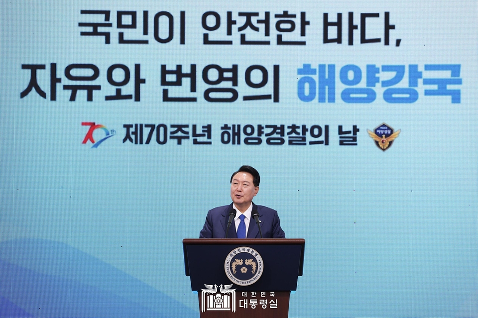 윤석열 대통령이 28일 인천 서구 아라서해갑문에서 열린 ‘제70주년 해양경찰의 날 기념식’에서 발언하고 있다.