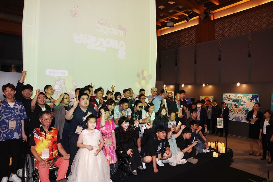 <p>1일 서울 종로구 청와대 춘추관에서 열린 2023 장애인 문화예술축제 에이플러스 페스티벌(A+ Festival) 개막식에서 참여작가 등 관계자들이 포즈를 취하고 있다. </p>