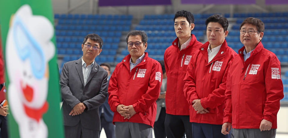 박보균 문화체육관광부 장관이 3일 2024 강원 동계청소년올림픽 현장 점검을 위해 강원도 강릉 스피드스케이팅 경기장을 방문해 조직위 관계자에게 현장에 대한 설명을 듣고 있다.
