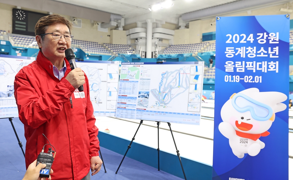박보균 문화체육관광부 장관이 3일 2024 강원 동계청소년올림픽 현장 점검을 위해 강원도 강릉 컬링센터를 방문해 소감을 말하고 있다.