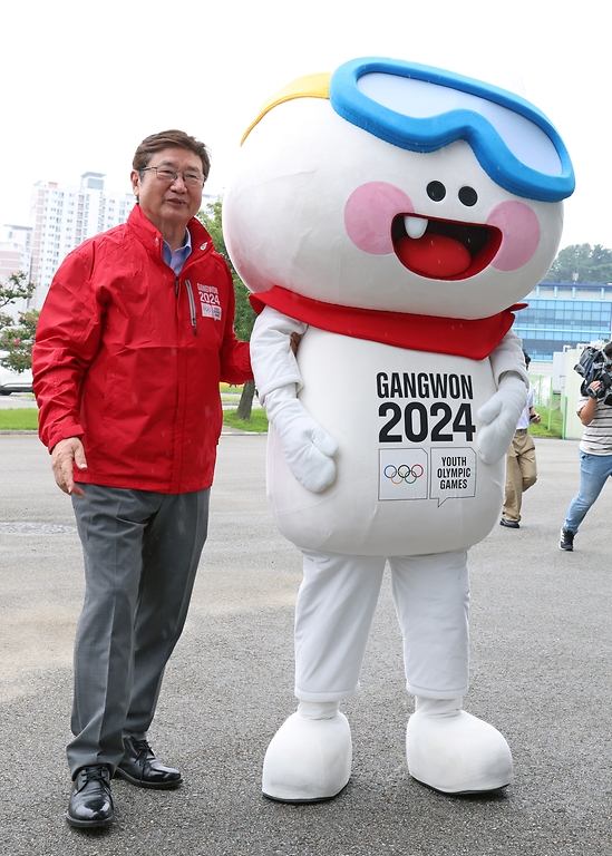 박보균 문화체육관광부 장관이 3일 2024 강원 동계청소년올림픽 현장 점검을 위해 강원도 강릉 컬링센터를 방문해 마스코트 뭉초와 인사를 나누고 있다.