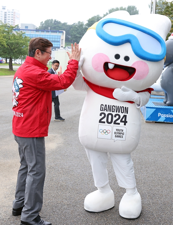 박보균 문화체육관광부 장관이 3일 2024 강원 동계청소년올림픽 현장 점검을 위해 강원도 강릉 컬링센터를 방문해 마스코트 뭉초와 인사를 나누고 있다.