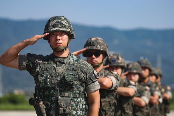 1일 경기 포천 옛 6군단 인근 15항공단 군 비행장에서 열린 ‘드론작전사령부 창설식’에서 육·해·공군, 해병대로 구성된 드론작전사령부 장병들이 경례하고 있다.
