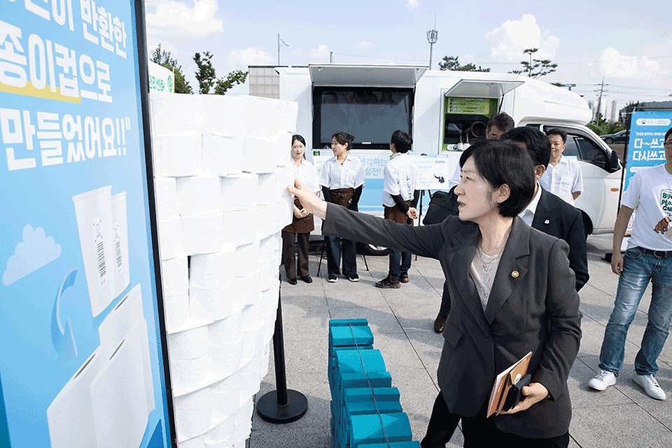 한화진 환경부 장관이 6일 충남 아산시 아산환경과학공원에서 열린 ‘제15회 자원순환의 날 기념식’에 참석, 부대행사로 마련된 전시 부스를 둘러보며 반환 종이컵으로 만든 휴지를 살펴보고 있다.