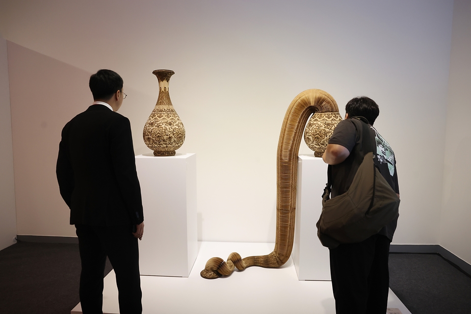 <p>7일 오후 전주 완산구 전북예술회관에서 열린 &lsquo;한&middot;중&middot;일 공예전 화이부동&rsquo; 에서 관람객들이 작품을 둘러보고 있다. 화이부동 전시는 2023년 한&middot;중&middot;일 문화장관회의를 기념하기 위해 마련된 한&middot;중&middot;일 예술제 행사의 일환으로 기획된 특별전으로 공존과 공영을 위한 삼국의 미래 균형과 화합에 거는 기대와 바람을 상징적으로 담았다.&nbsp;</p>