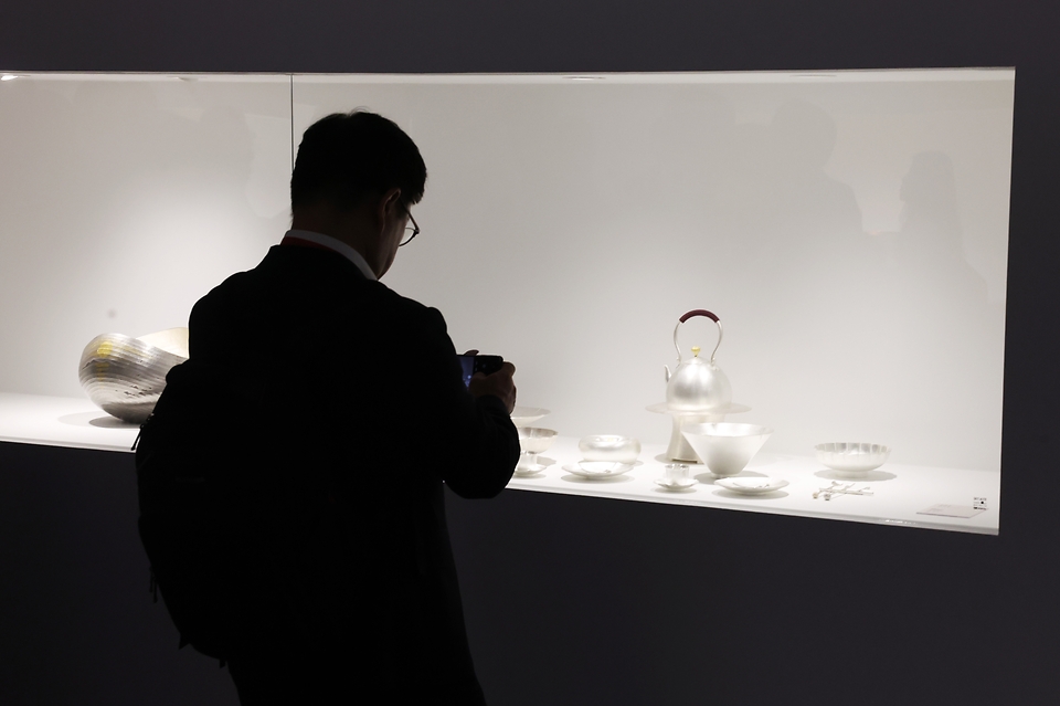 <p>7일 오후 전주 완산구 전북예술회관에서 열린 &lsquo;한&middot;중&middot;일 공예전 화이부동&rsquo; 에서 한 관람객이 작품을 둘러보고 있다. 화이부동 전시는 2023년 한&middot;중&middot;일 문화장관회의를 기념하기 위해 마련된 한&middot;중&middot;일 예술제 행사의 일환으로 기획된 특별전으로 공존과 공영을 위한 삼국의 미래 균형과 화합에 거는 기대와 바람을 상징적으로 담았다.&nbsp;</p>