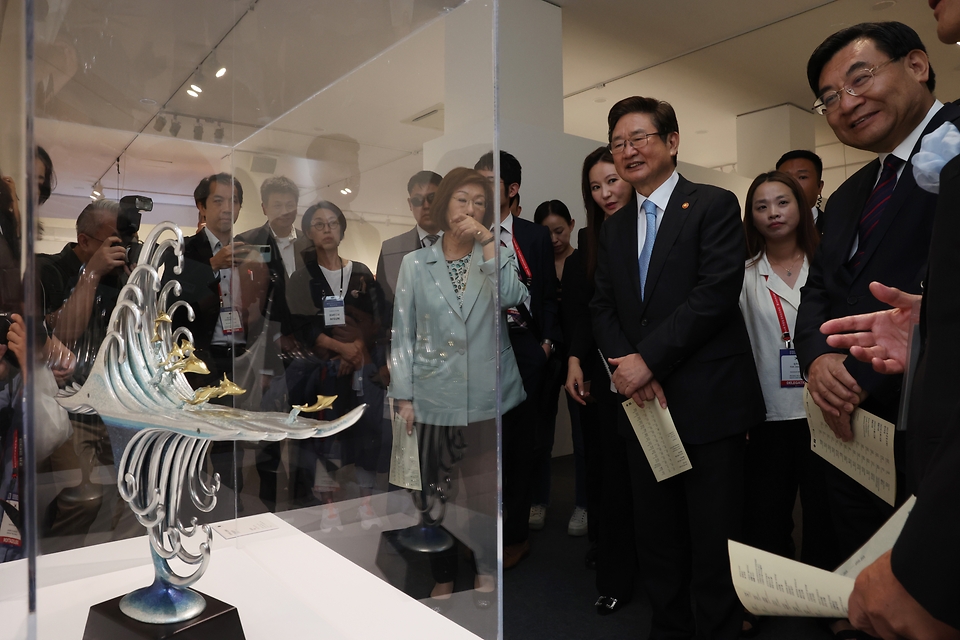 <p>박보균 문화체육관광부 장관이 7일 오후 전주 완산구 전북예술회관에서 열린 &lsquo;한&middot;중&middot;일 공예전 화이부동&rsquo; 에서 나가오카 케이코 일본 문무과학대신, 후허핑 중국 문화여유부장과&nbsp;작품을 둘러보고 있다. 화이부동 전시는 2023년 한&middot;중&middot;일 문화장관회의를 기념하기 위해 마련된 한&middot;중&middot;일 예술제 행사의 일환으로 기획된 특별전으로 공존과 공영을 위한 삼국의 미래 균형과 화합에 거는 기대와 바람을 상징적으로 담았다.&nbsp;</p>