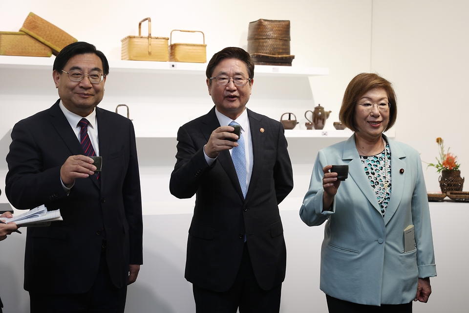 <p>박보균 문화체육관광부 장관이 7일 오후 전주 완산구 전북예술회관에서 열린 &lsquo;한&middot;중&middot;일 공예전 화이부동&rsquo; 에서 후허핑 중국 문화여유부장, 나가오카 케이코 일본 문무과학대신과 기념촬영을 하고 있다. 화이부동 전시는 2023년 한&middot;중&middot;일 문화장관회의를 기념하기 위해 마련된 한&middot;중&middot;일 예술제 행사의 일환으로 기획된 특별전으로 공존과 공영을 위한 삼국의 미래 균형과 화합에 거는 기대와 바람을 상징적으로 담았다.&nbsp;</p>