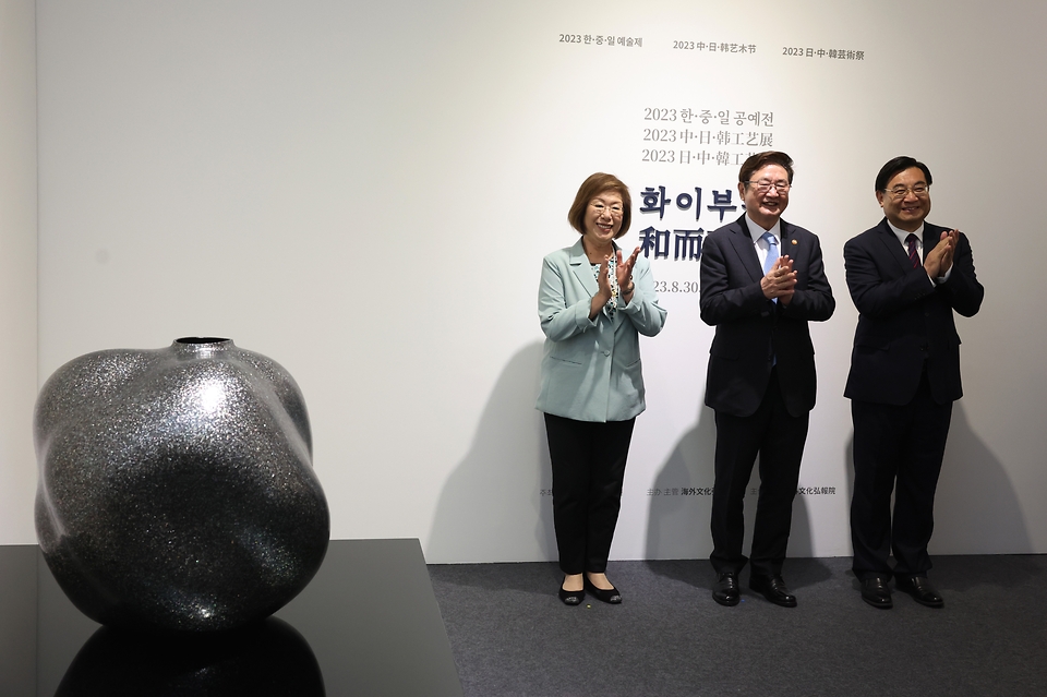<p>박보균 문화체육관광부 장관이 7일 오후 전주 완산구 전북예술회관에서 열린 &lsquo;한&middot;중&middot;일 공예전 화이부동&rsquo; 에서 나가오카 케이코 일본 문무과학대신, 후허핑 중국 문화여유부장과&nbsp;작품을 둘러보고 있다. 화이부동 전시는 2023년 한&middot;중&middot;일 문화장관회의를 기념하기 위해 마련된 한&middot;중&middot;일 예술제 행사의 일환으로 기획된 특별전으로 공존과 공영을 위한 삼국의 미래 균형과 화합에 거는 기대와 바람을 상징적으로 담았다.&nbsp;</p>