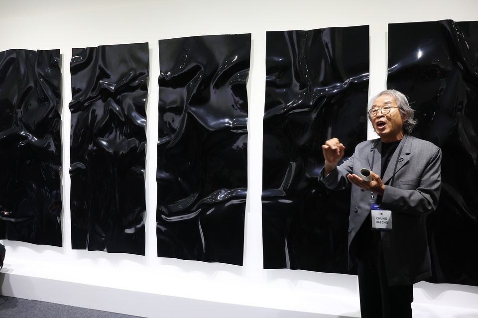 <p>정해조 작가가 7일 오후 전주 완산구 전북예술회관에서 열린 &lsquo;한&middot;중&middot;일 공예전 화이부동&rsquo; 에서 작품 설명을 하고 있다. 화이부동 전시는 2023년 한&middot;중&middot;일 문화장관회의를 기념하기 위해 마련된 한&middot;중&middot;일 예술제 행사의 일환으로 기획된 특별전으로 공존과 공영을 위한 삼국의 미래 균형과 화합에 거는 기대와 바람을 상징적으로 담았다.&nbsp;</p>