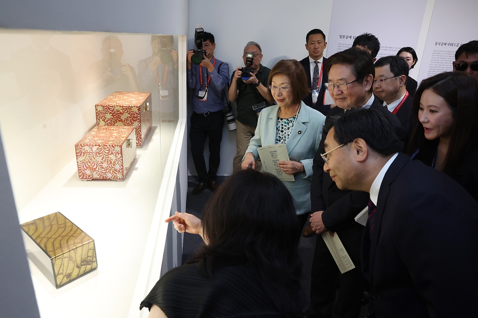 <p>박보균 문화체육관광부 장관이 7일 오후 전주 완산구 전북예술회관에서 열린 &lsquo;한&middot;중&middot;일 공예전 화이부동&rsquo; 에서 나가오카 케이코 일본 문무과학대신, 후허핑 중국 문화여유부장과&nbsp;작품을 둘러보고 있다. 화이부동 전시는 2023년 한&middot;중&middot;일 문화장관회의를 기념하기 위해 마련된 한&middot;중&middot;일 예술제 행사의 일환으로 기획된 특별전으로 공존과 공영을 위한 삼국의 미래 균형과 화합에 거는 기대와 바람을 상징적으로 담았다.&nbsp;</p>