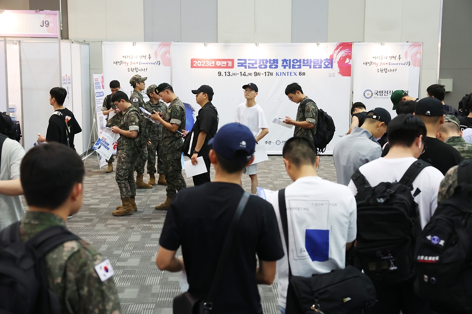 <p>4일 오전 경기 고양시 킨텍스에서 열린 ‘2023 하반기 국군장병 취업박람회’에서 국군 장병들이 채용 상담 부스를 살펴보고 있다. 이번 취업박람회는 전반기에 이어 올해 두번째 열린 행사로, ‘여러분의 전역 후 내일을 응원합니다’를 주제로 진행됐다. </p>