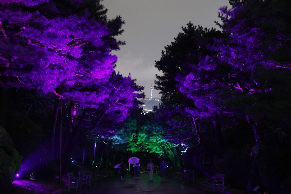 13일 오후 서울 종로구 청와대에서 열린 ‘청와대 밤의 산책’을 찾은 관람객들이 청와대 본관을 살펴보고 있다. 관람객들은 정문으로 입장해 대정원과 본관을 지나 소정원에서 공연을 감상할 수 있다. 청와대의 가을밤 정취를 감상할 수 있는 청와대 밤의 산책 행사는 오는 21일까지 진행된다.
