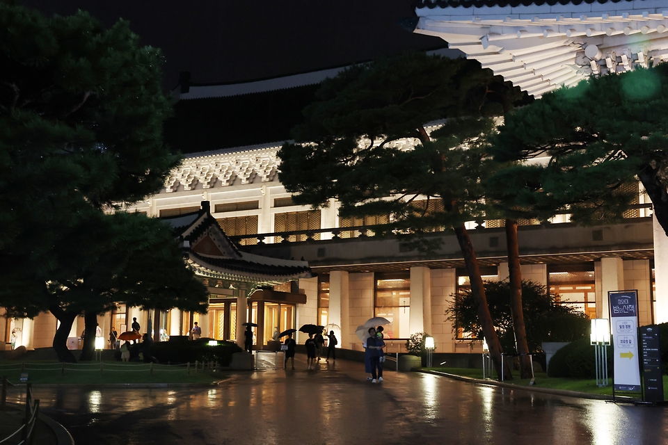 13일 오후 서울 종로구 청와대에서 열린 ‘청와대 밤의 산책’을 찾은 관람객들이 청와대 경내를 둘러보고 있다. 관람객들은 정문으로 입장해 대정원과 본관을 지나 소정원에서 공연을 감상할 수 있다. 청와대의 가을밤 정취를 감상할 수 있는 청와대 밤의 산책 행사는 오는 21일까지 진행된다.