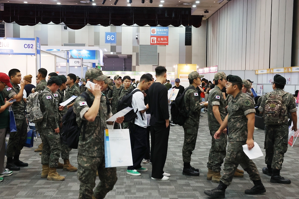 <p>4일 오전 경기 고양시 킨텍스에서 열린 ‘2023 하반기 국군장병 취업박람회’에서 국군 장병들이 채용 상담 부스를 살펴보고 있다. 이번 취업박람회는 전반기에 이어 올해 두번째 열린 행사로, ‘여러분의 전역 후 내일을 응원합니다’를 주제로 진행됐다. </p>