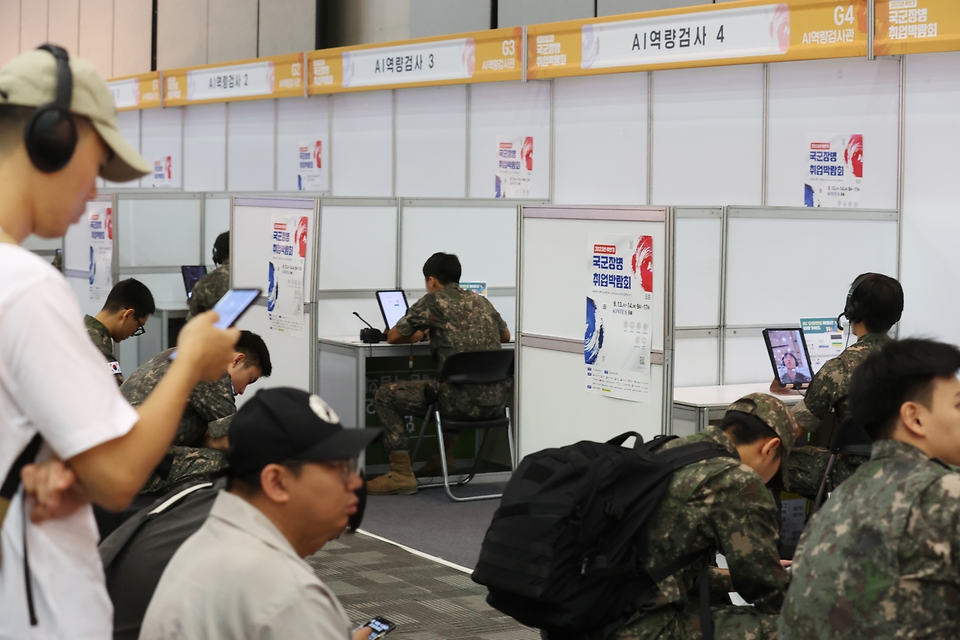 <p>4일 오전 경기 고양시 킨텍스에서 열린 ‘2023 하반기 국군장병 취업박람회’에서 국군 장병들이 채용 상담 부스를 살펴보고 있다. 이번 취업박람회는 전반기에 이어 올해 두번째 열린 행사로, ‘여러분의 전역 후 내일을 응원합니다’를 주제로 진행됐다. </p>