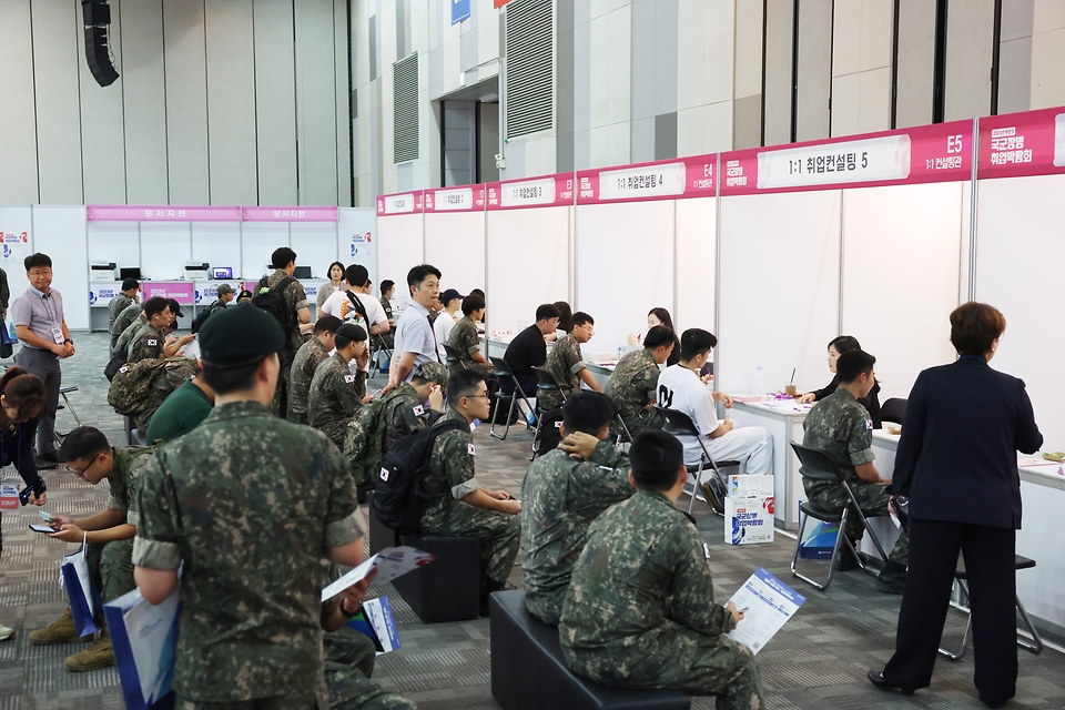 <p>4일 오전 경기 고양시 킨텍스에서 열린 ‘2023 하반기 국군장병 취업박람회’에서 국군 장병들이 채용 상담 부스를 살펴보고 있다. 이번 취업박람회는 전반기에 이어 올해 두번째 열린 행사로, ‘여러분의 전역 후 내일을 응원합니다’를 주제로 진행됐다. </p>