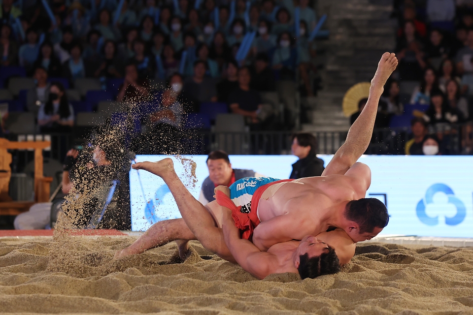 <p>15일 경기 수원특례시 수원종합운동장실내체육관에서 ‘2023년 추석장사 씨름대회’ 태백장사 결정전이 열리고 있다.</p>