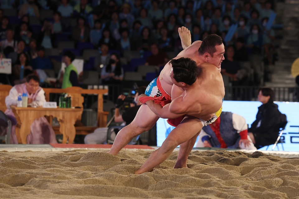 <p>15일 경기 수원특례시 수원종합운동장실내체육관에서 ‘2023년 추석장사 씨름대회’ 태백장사 결정전이 열리고 있다.</p>