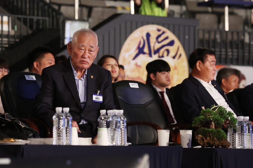 <p>15일 경기 수원특례시 수원종합운동장실내체육관에서 열린 ‘2023년 추석장사 씨름대회’에서 황경수 대한씨름협회 회장이 경기를 관전하고 있다.</p>