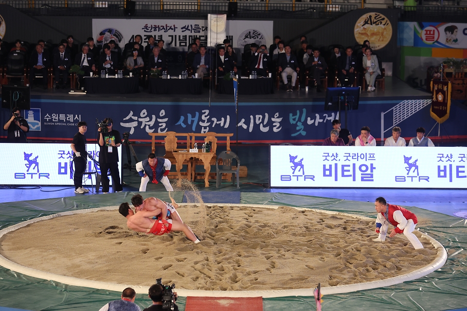 <p>15일 경기 수원특례시 수원종합운동장실내체육관에서 ‘2023년 추석장사 씨름대회’ 태백장사 결정전이 열리고 있다.</p>