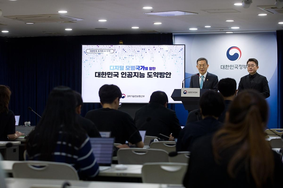 이종호 과학기술정보통신부 장관이 13일 서울 종로구 정부서울청사 본관 브리핑룸에서 ‘대한민국 인공지능(AI) 도약방안’ 관련 브리핑을 하고 있다.