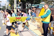 이상민 행안부 장관, 어린이 교통안전 캠페인 참여 사진 2