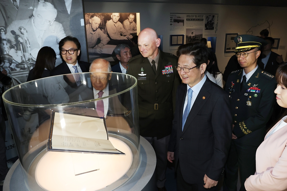 <p>21일 오전 서울 종로구 대한민국역사박물관에서 열린 한미동맹 70주년 기념 특별전 ‘동행’ 개막식에서 박보균 문화체육관광부 장관 등 관계자들이 전시를 둘러보고 있다.</p>