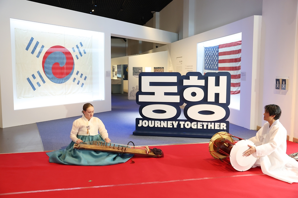 <p>21일 오전 서울 종로구 대한민국역사박물관에서 열린 한미동맹 70주년 기념 특별전 ‘동행’에서 축하공연이 펼쳐지고 있다.</p>