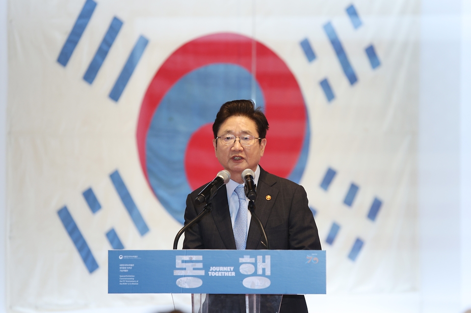 <p>박보균 문화체육관광부 장관이 21일 오전 서울 종로구 대한민국역사박물관에서 열린 한미동맹 70주년 기념 특별전 ‘동행’ 개막식에 참석해 축사를 하고 있다.</p>