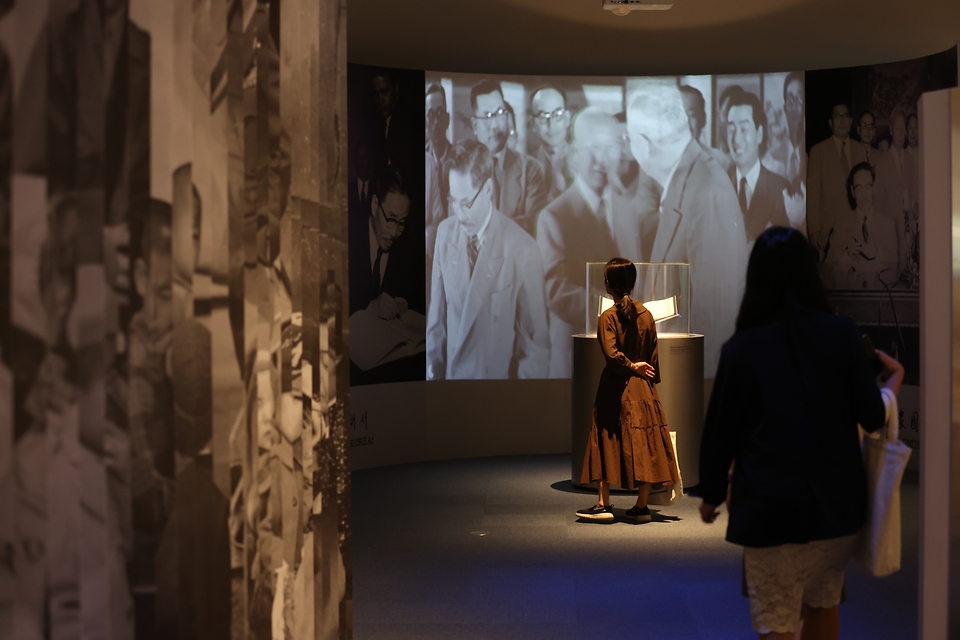 <p>21일 오전 서울 종로구 대한민국역사박물관에서 열린 한미동맹 70주년 기념 특별전 ‘동행’에서 한 관람객이 전시를 둘러보고 있다.</p>