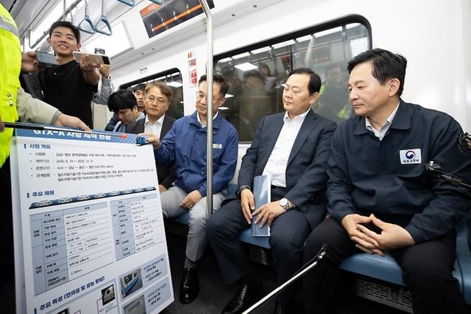 원희룡 국토교통부 장관이 21일 서울 강남구 수서고속철도(SRT) 수서역에서 진행된 ‘GTX-A 수서-동탄 구간 시운전 행사’에서 동탄역으로 향하는 GTX-A 시운전 철도차량에 탑승해 관계자로부터 설명을 듣고 있다.