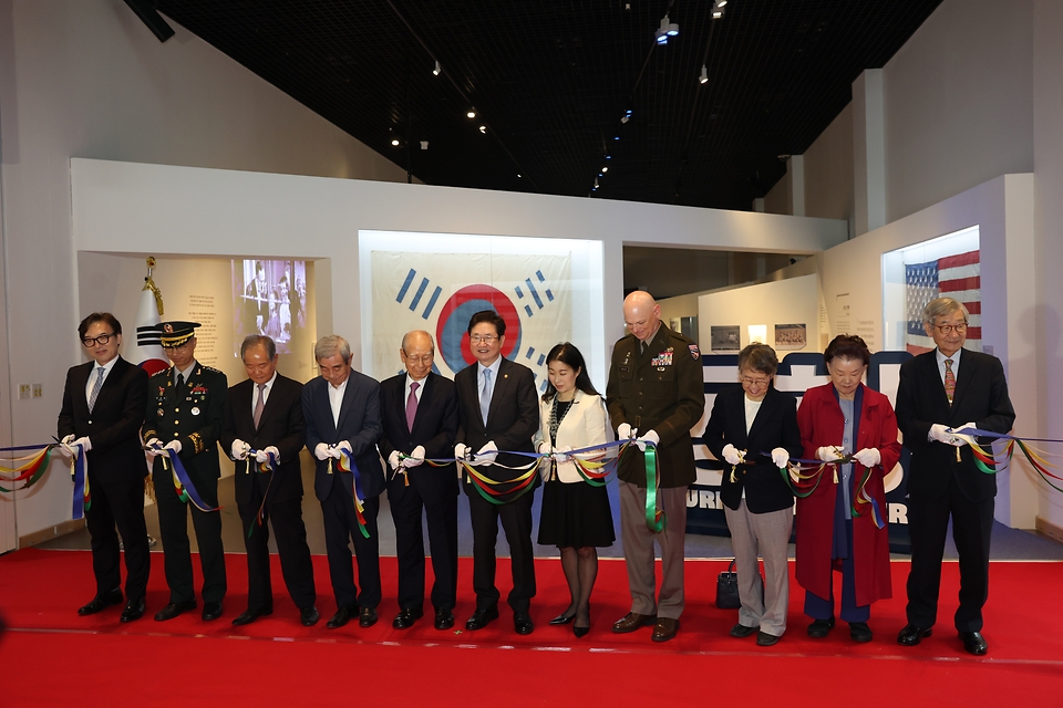 <p>21일 오전 서울 종로구 대한민국역사박물관에서 열린 한미동맹 70주년 기념 특별전 ‘동행’ 개막식에서 박보균 문화체육관광부 장관 등 관계자들이 개막 세리머니를 하고 있다.</p>