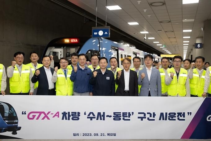 원희룡 국토교통부 장관이 21일 서울 강남구 수서고속철도(SRT) 수서역에서 진행된 ‘GTX-A 수서-동탄 구간 시운전 행사’에 참석해 관계자들과 기념촬영을 하고 있다.