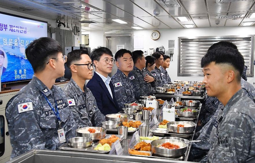 김완섭 기획재정부 차관이 21일 강원 동해시 해군 제1함대를 방문해 함정 내 식당에서 병사들과 함께 식사를 하고 있다.
