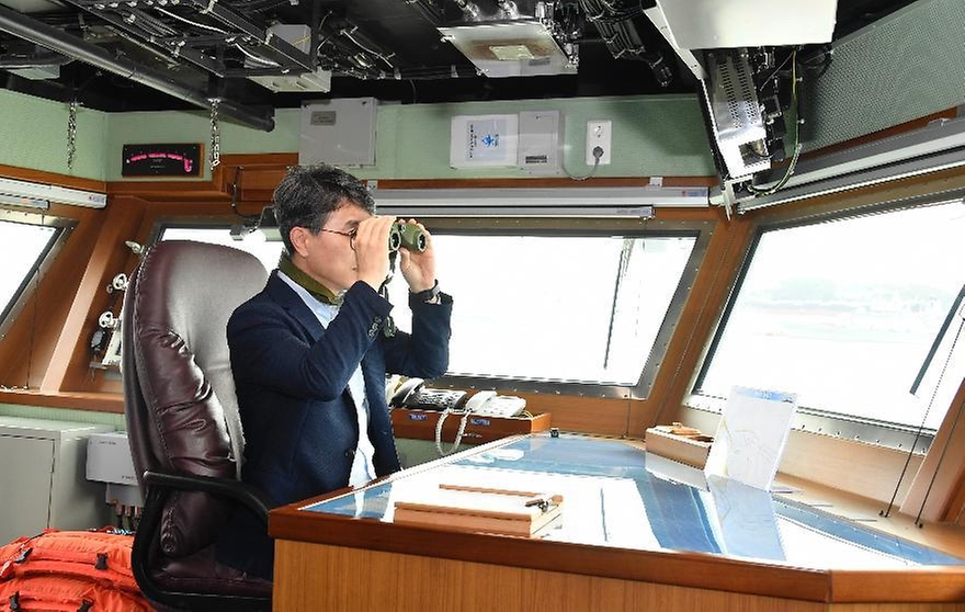 김완섭 기획재정부 차관이 21일 강원 동해시 해군 제1함대를 방문해 함선 내 시설을 둘러보고 있다.