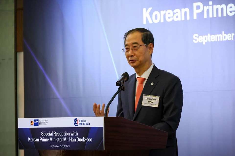 한덕수 국무총리가 22일 서울 중구 웨스틴조선호텔에서 열린 ‘한독상공회의소·한불상공회의소 주최 공동만찬’에 참석해 발언하고 있다.