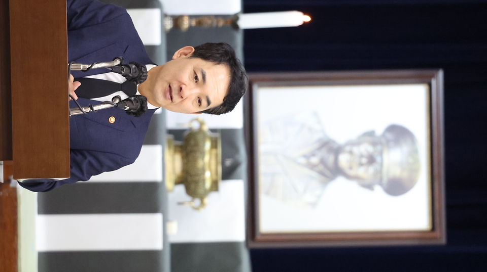 박민식 국가보훈부 장관이 22일 오전 서울시 종로구 이북5도청 중강당에서 열린 제43주기 고 김홍일 장군 추도식에 참석하여 추도사를 하고 있다.