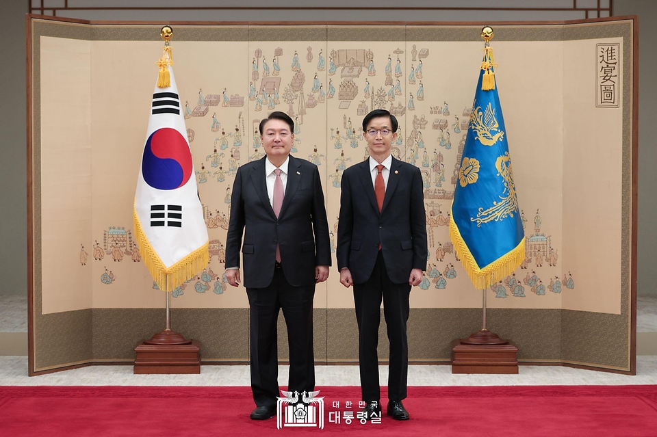 윤석열 대통령이 25일 서울 용산구 대통령실 청사에서 방문규 산업통상자원부 장관에게 임명장을 수여한 뒤 기념촬영을 하고 있다.