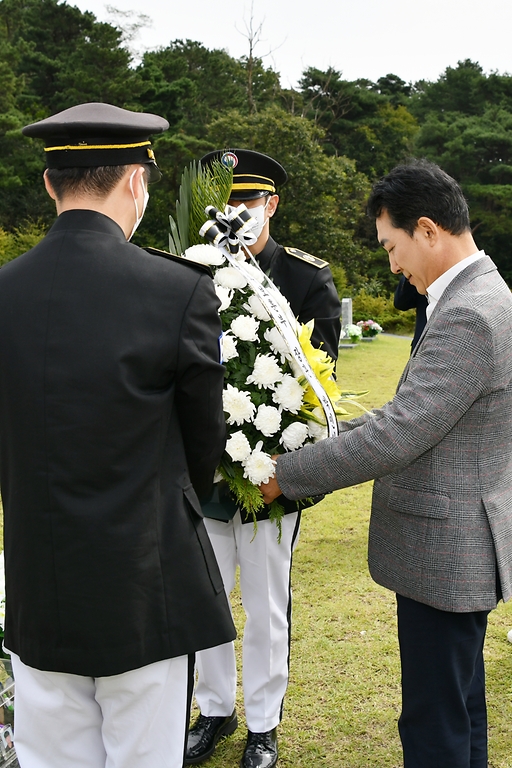 박민식 국가보훈부 장관이 23일 오전 추석명절계기 국립대전현충원을 방문하여 7월 순직한 고 채수근 상병 묘소를 찾아 헌화 및 참배를 하고 있다.