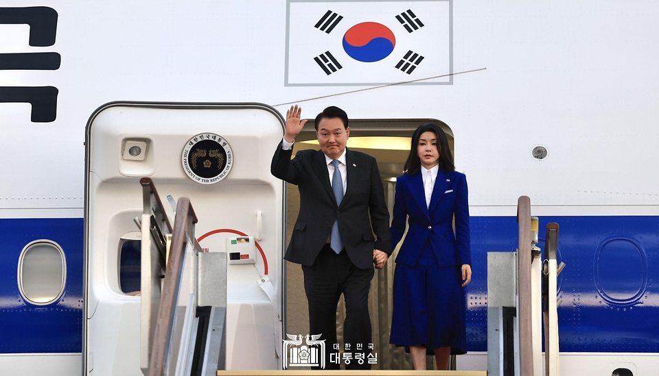 윤석열 대통령과 김건희 여사가 23일 경기 성남시 서울공항에 도착해 전용기인 공군 1호기에서 내리며 손을 들어 인사하고 있다.