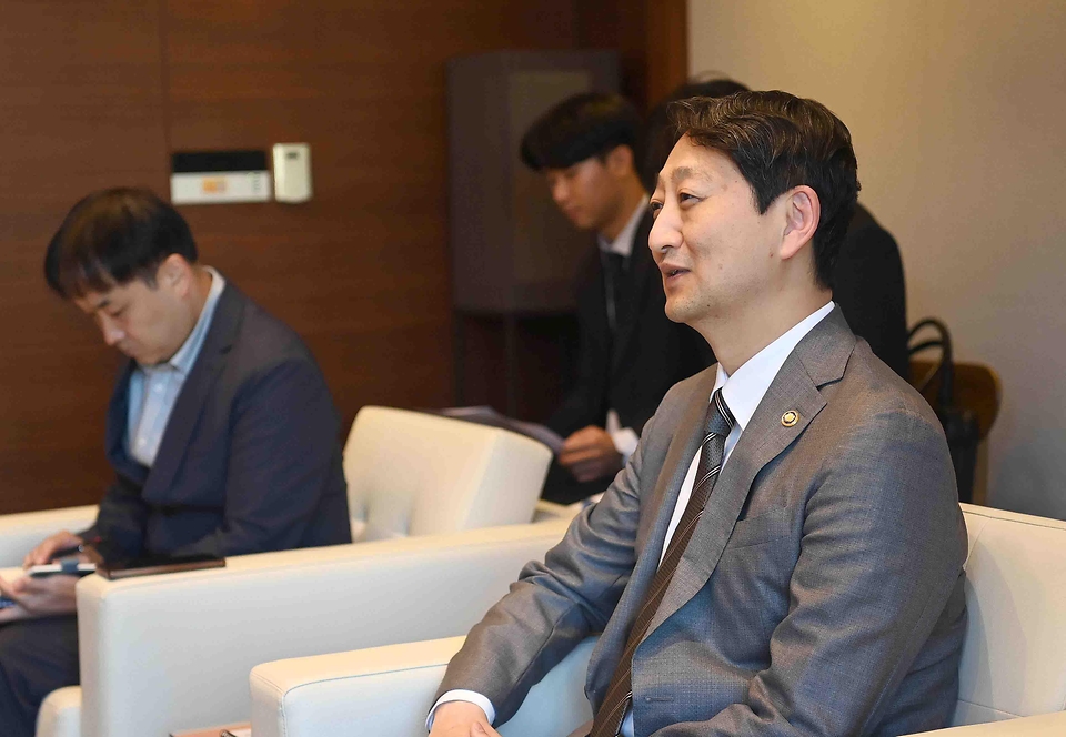 안덕근 산업통상자원부 통상교섭본부장이 22일 서울 중구 대한상공회의소에서 죠티 피약쿠렐 주한네팔 대사와 면담하고 있다.