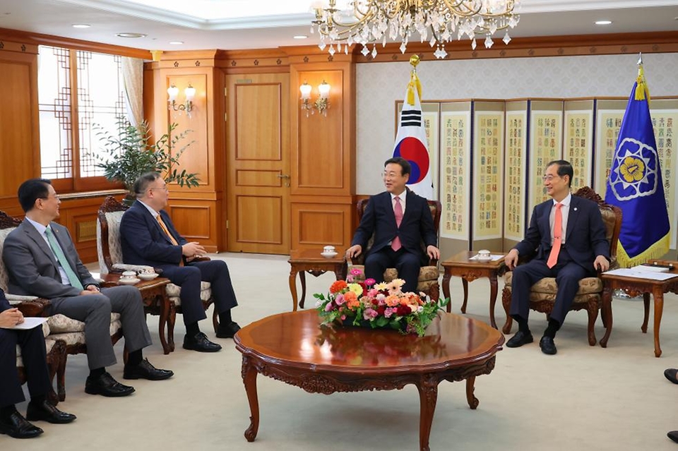 한덕수 국무총리가 22일 서울 종로구 정부서울청사에서 열린 ‘신임 규제개혁위원 위촉장 수여식’에서 참석자들과 대화하고 있다.