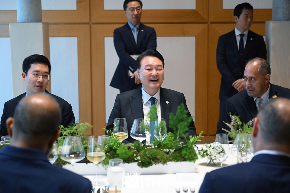 윤석열 대통령이 22일(현지시간) 미국 뉴욕에서 열린 ‘한-태도국 정상오찬’에 참석하고 있다.