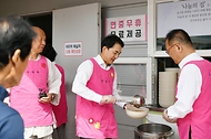 추석 계기 대전현충원 묘역 참배 및 무료 급식 봉사활동 사진 6