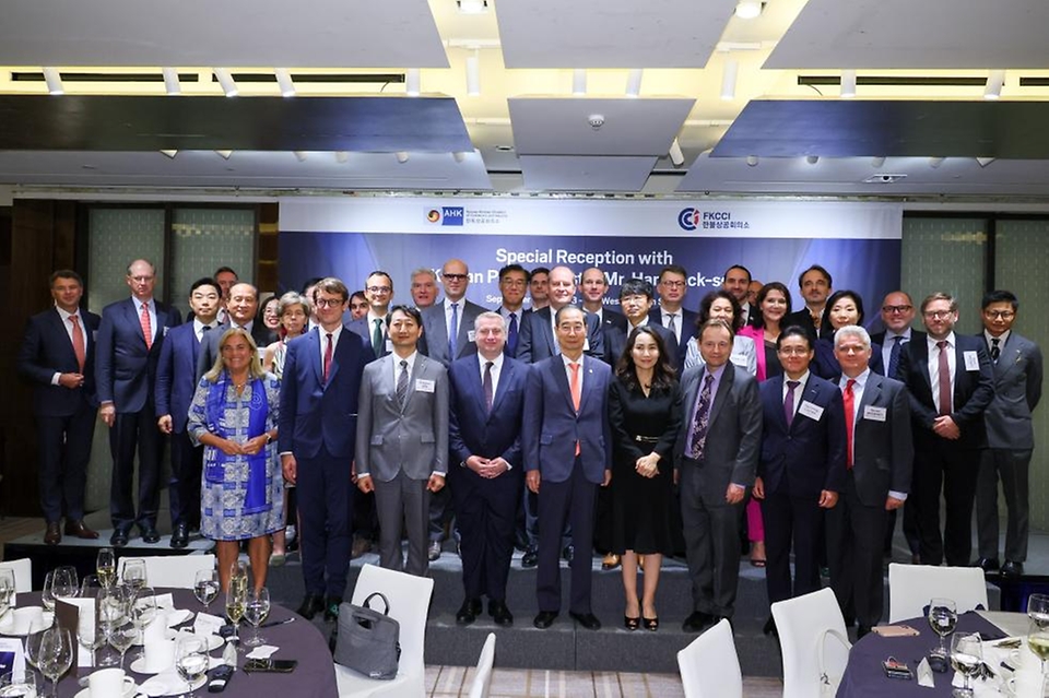 한덕수 국무총리가 22일 서울 중구 웨스틴조선호텔에서 열린 ‘한독상공회의소·한불상공회의소 주최 공동만찬’에서 안덕근 산업통상자원부 통상교섭본부장 및 참석자들과 기념촬영을 하고 있다.