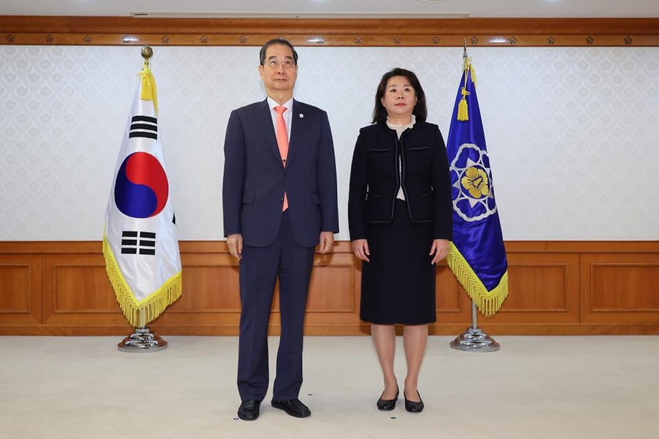 한덕수 국무총리가 22일 서울 종로구 정부서울청사에서 열린 ‘신임 규제개혁위원 위촉장 수여식’에서 정진경(행정사회분과) 위원에게 위촉장을 수여한 뒤 기념촬영을 하고 있다.