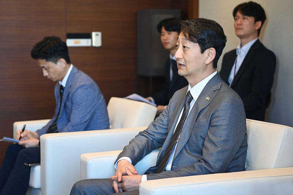 안덕근 산업통상자원부 통상교섭본부장이 22일 서울 중구 대한상공회의소에서 마리아 테레사 주한필리핀 대사와 면담하고 있다.