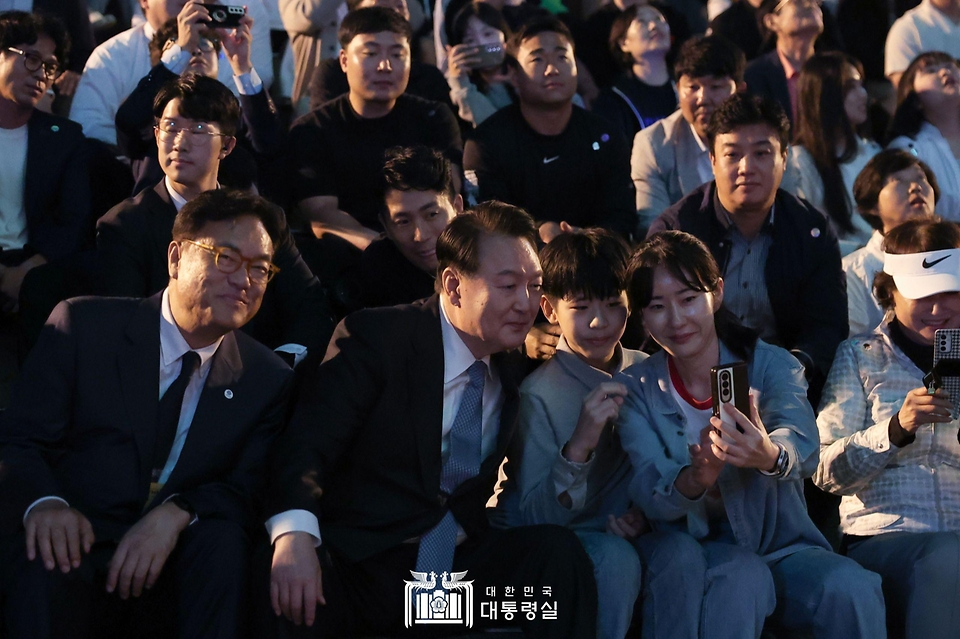윤석열 대통령이 23일 충남 공주시 금강신관공원에서 열린 ‘2023 대백제전 개막식’에서 시민들과 셀카를 찍고 있다.